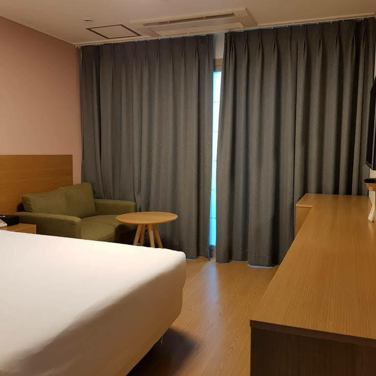 ג'גו Sims Hotel מראה חיצוני תמונה